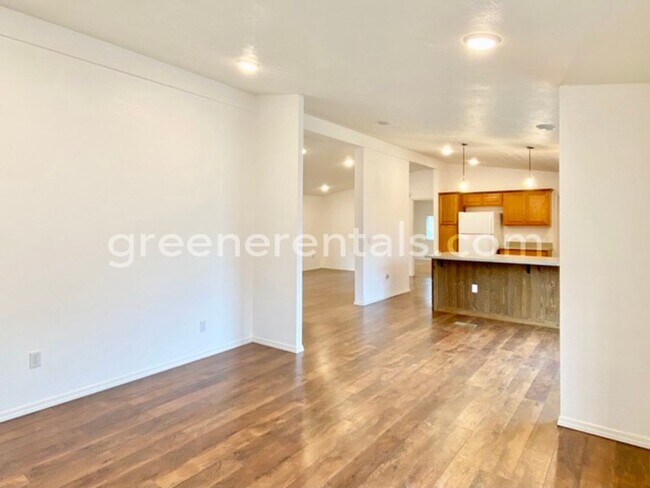 Building Photo - 6733 5th Ct SE