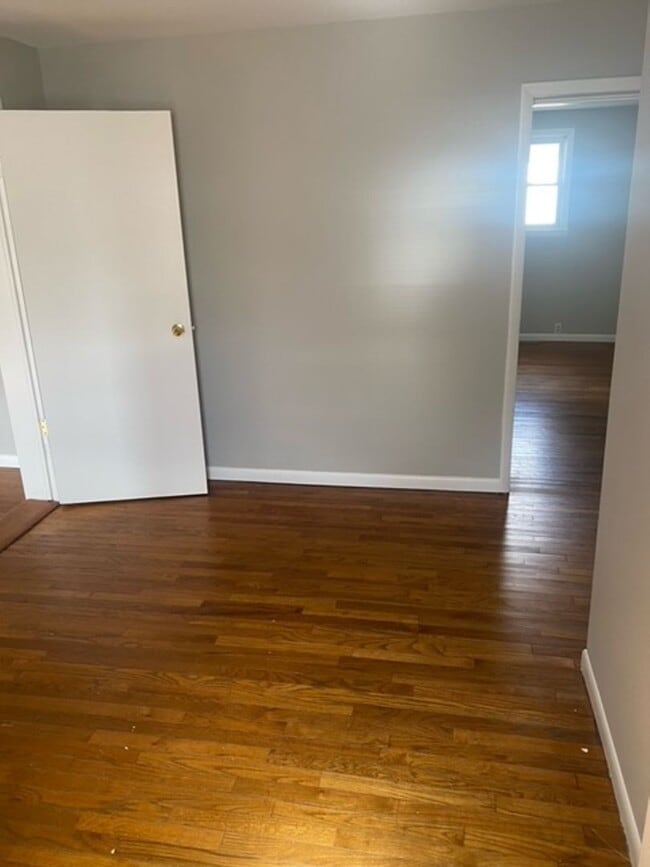 Building Photo - Available August!  4/5BR, 2BA Campus and B...