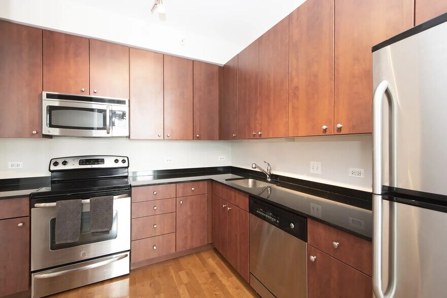 Building Photo - 565 W Quincy St