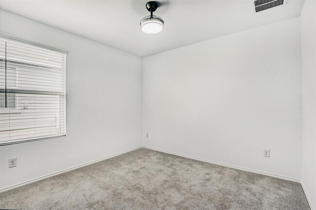 Building Photo - 206 Kings Row Ln