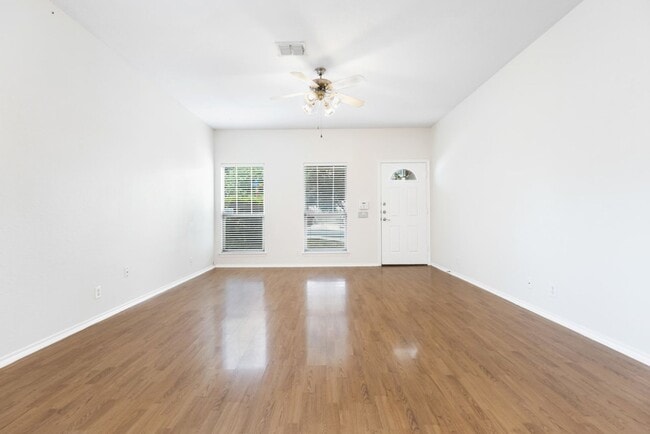 Building Photo - 3 Bedroom2.5 Bath The Plaza Subdivision