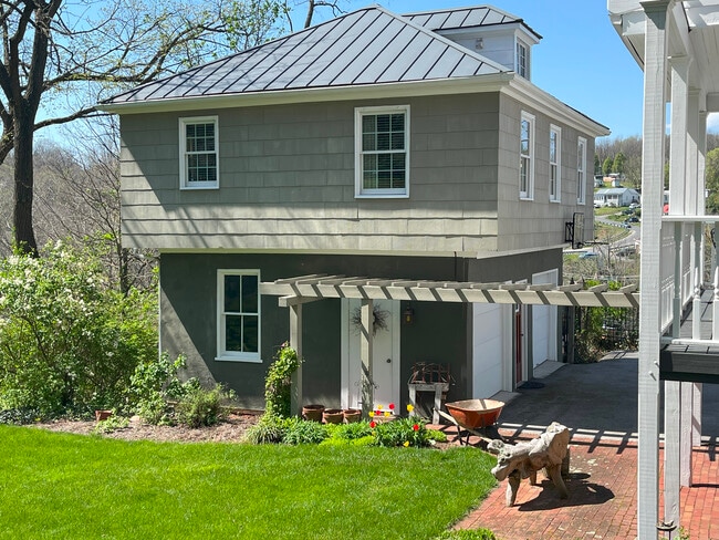 Building Photo - 228 N Church St