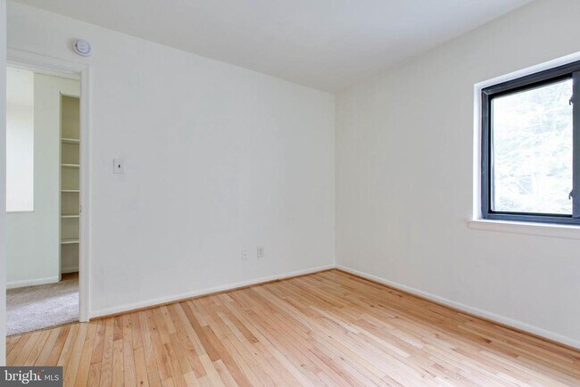 Building Photo - 5461 Enberend Terrace