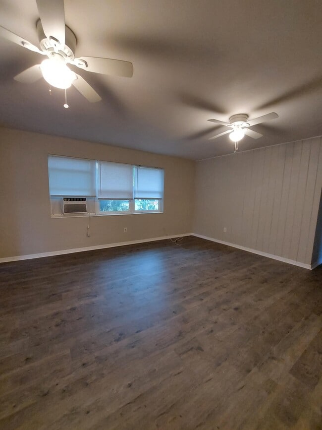 Building Photo - 2247 Stella St