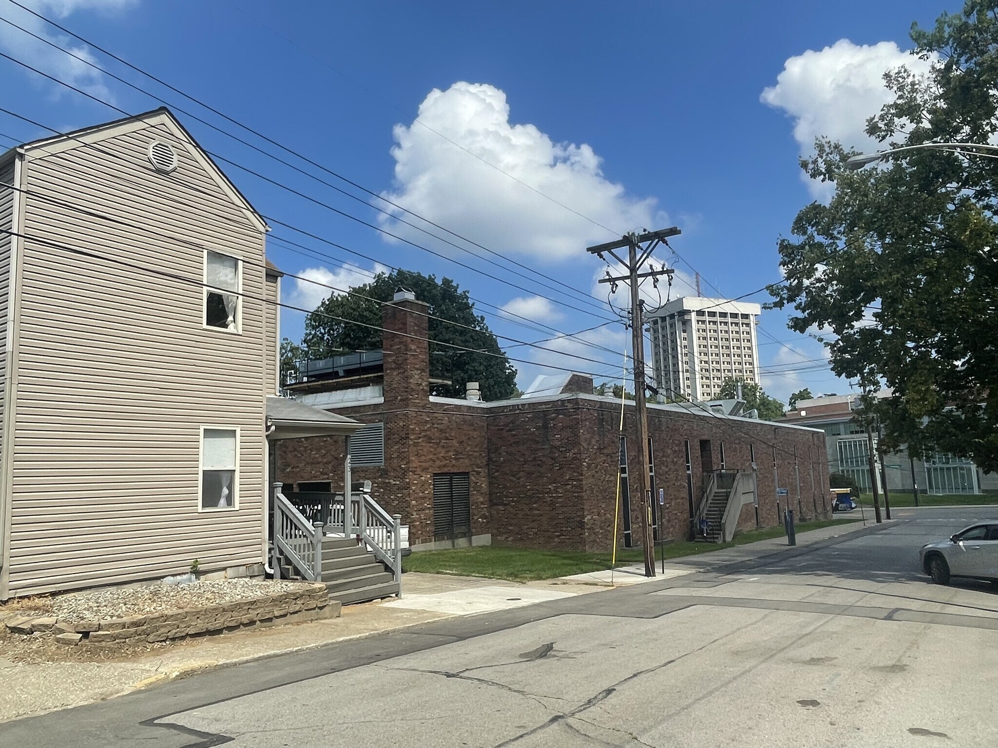 Building Photo - 123 Montmullin St