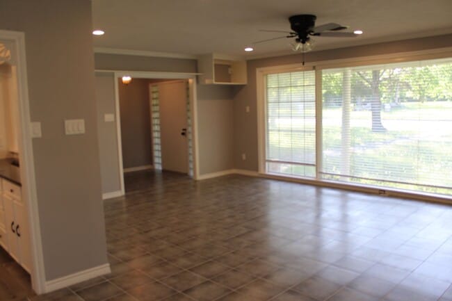 Building Photo - 3 Bedrom 2 bath with a 1 car garage