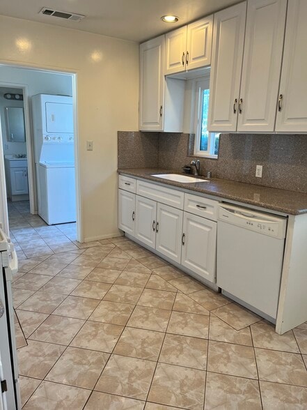 Kitchen - 4074 Rosabell St