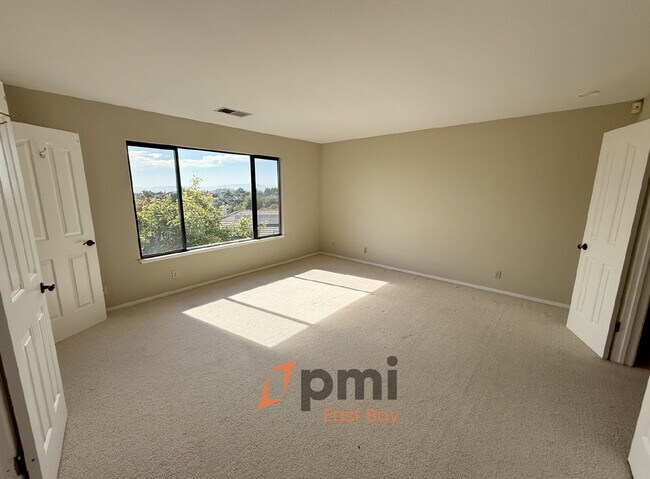 Building Photo - Well-Maintained 4-Bedroom Home in Prime Va...