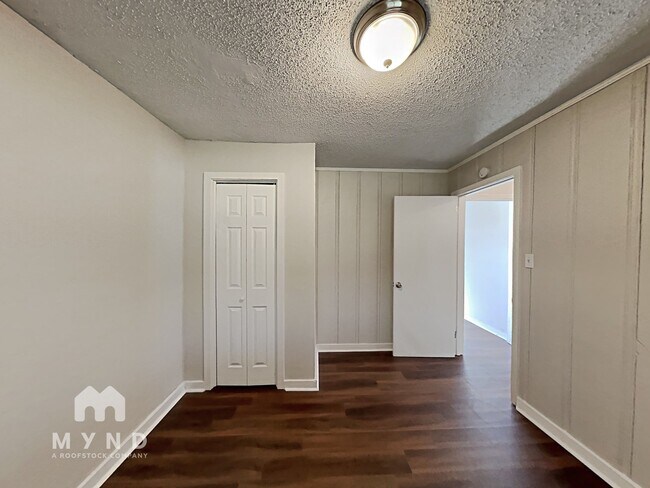 Building Photo - 1825 Collier Dr