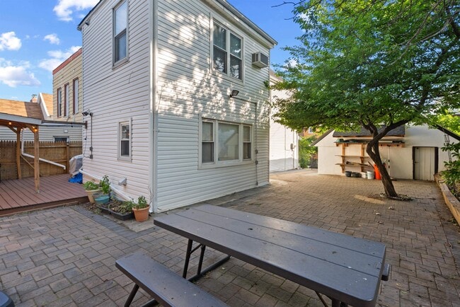 Building Photo - 637 36th St