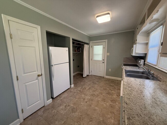 Building Photo - Three bedroom, 1 bath house in Burlington