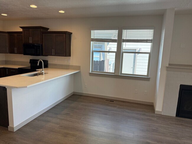 Building Photo - 21 NE Cessna Dr