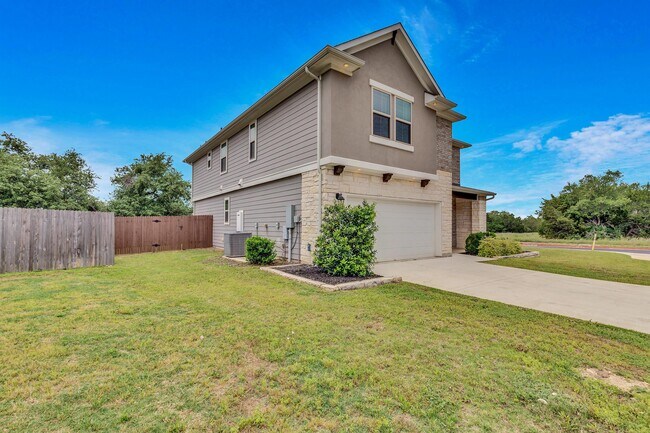 Building Photo - 701 Hays Hill Dr