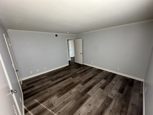 Building Photo - 9900 Jordan Ave