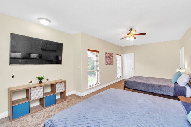 Building Photo - 1730 Lakeshore Dr