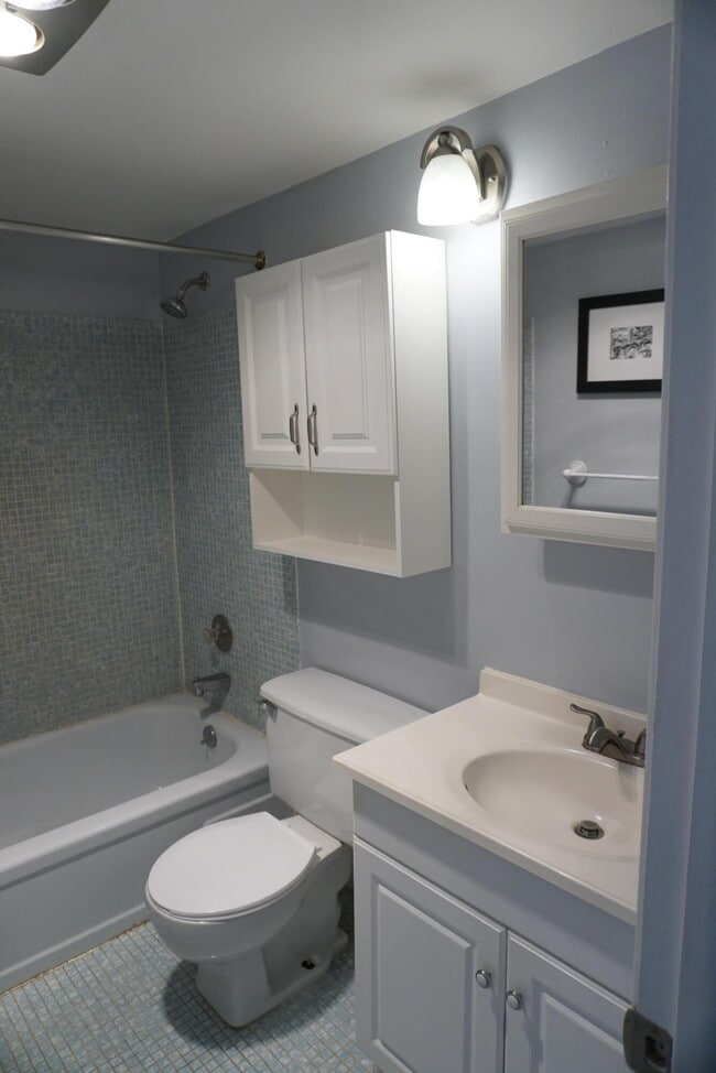 Building Photo - 202 Andover H