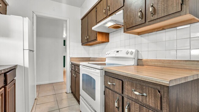 Building Photo - Renovated 3-Bed Furnished Home with Large ...