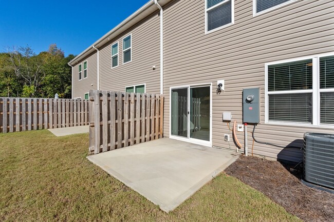 Building Photo - 3 BR, 2.5 BA Townhome, 6-12 month lease av...