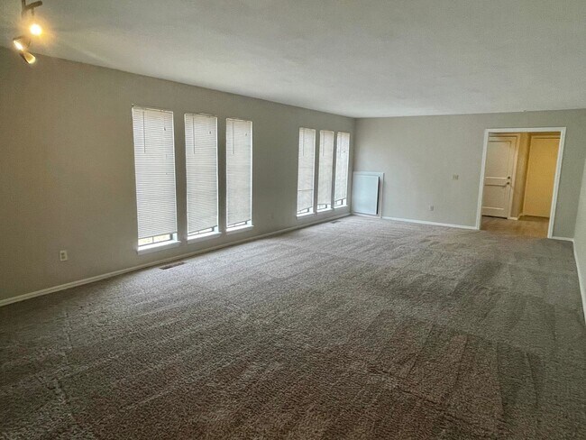 Building Photo - Oversized Three Bedroom Near Lake Hefner!!