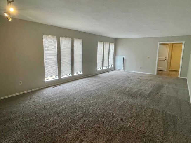 Building Photo - Oversized Three Bedroom with an Office Near Lake Hefner!!