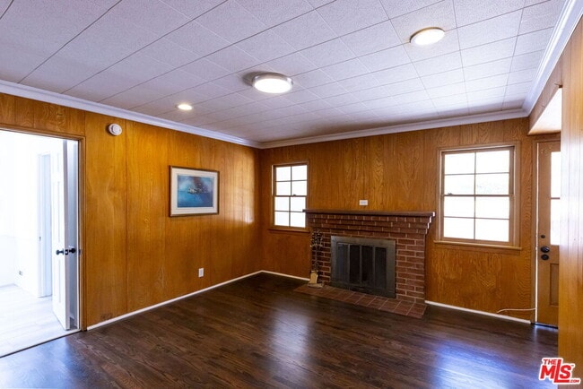 Building Photo - 2547 Canyon Dr