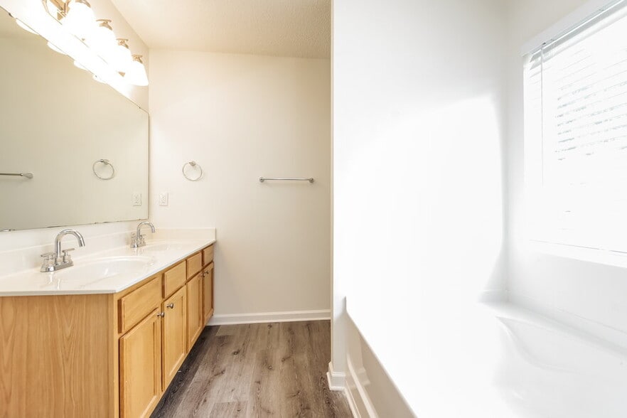 Building Photo - 555 River View Dr