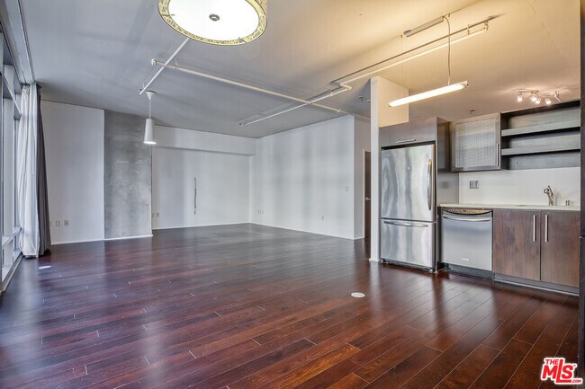 Building Photo - 1100 S Hope St