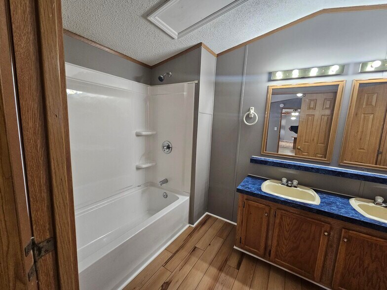 Building Photo - 442 Tulip Dr