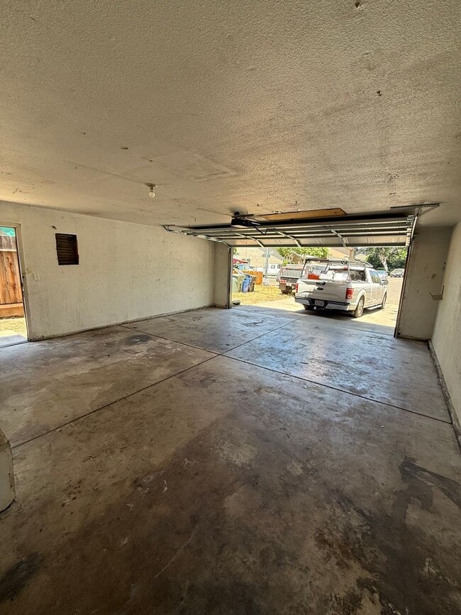 Building Photo - Remodeled Home: 4 Bd/ 2.5 Bath Two Story!