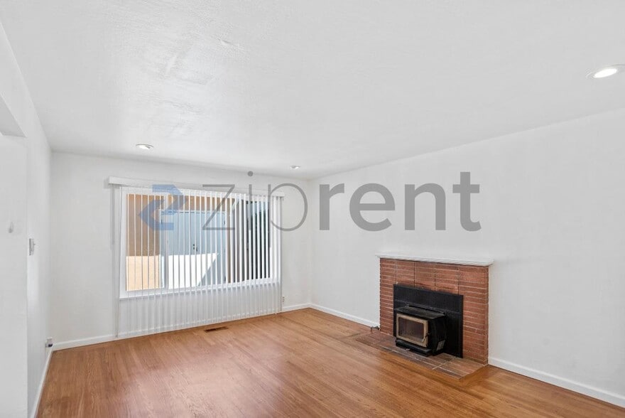 Building Photo - 1729 Elm St