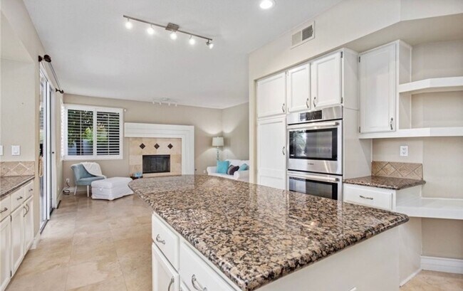 Building Photo - Vibrant 4 Bed/3 Bath Home in Oceanside