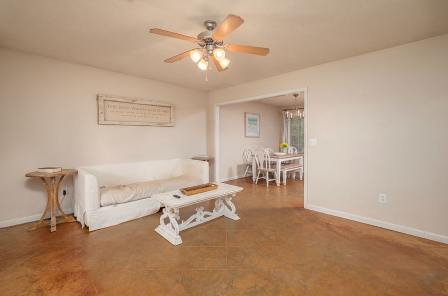 Building Photo - 127 Darby Way