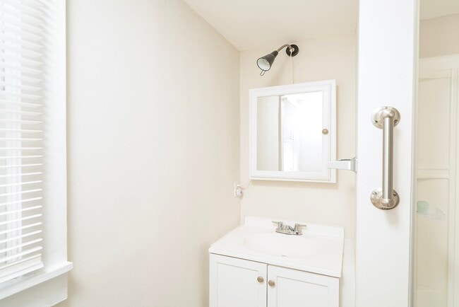 Building Photo - 32 Grant St