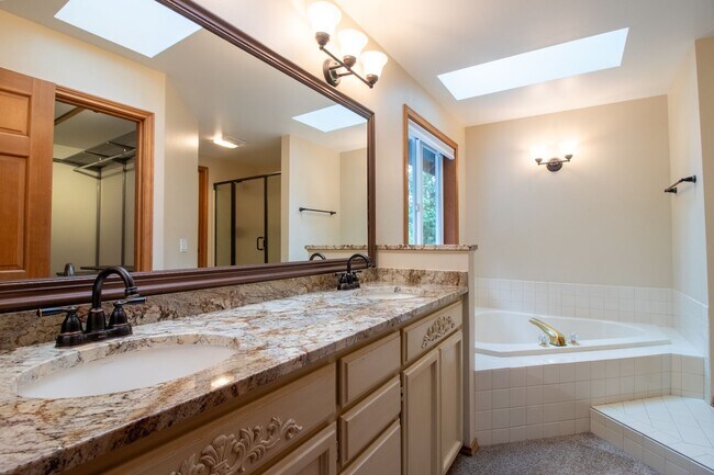 Building Photo - 4bd/2.5ba Redmond Home