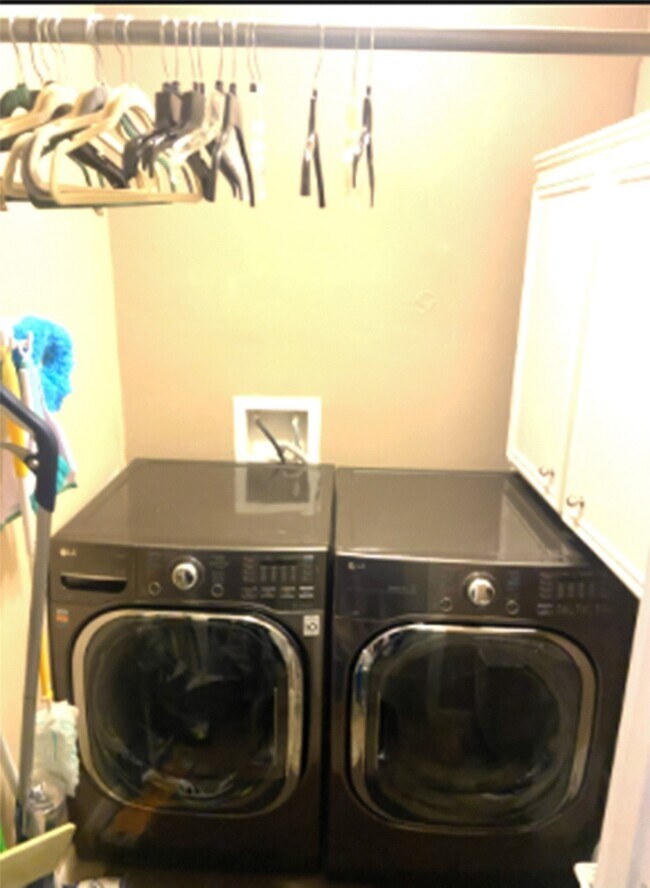 Building Photo - 179 Old Bridge Lake St