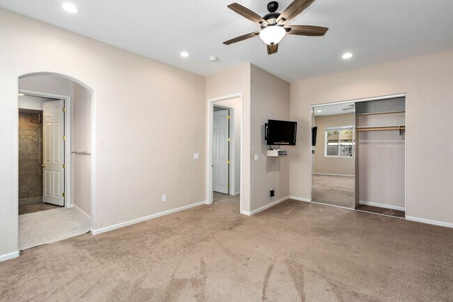 Building Photo - Country living at its finest!