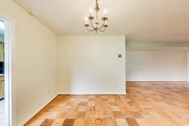 Building Photo - Spacious Parkside Condo with All Utilities...