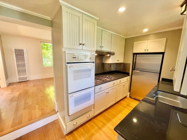 Building Photo - Castro/ Eureka Valley Full Floor Remodeled Victorian Condo in a Garden Setting - PROGRESSIVE