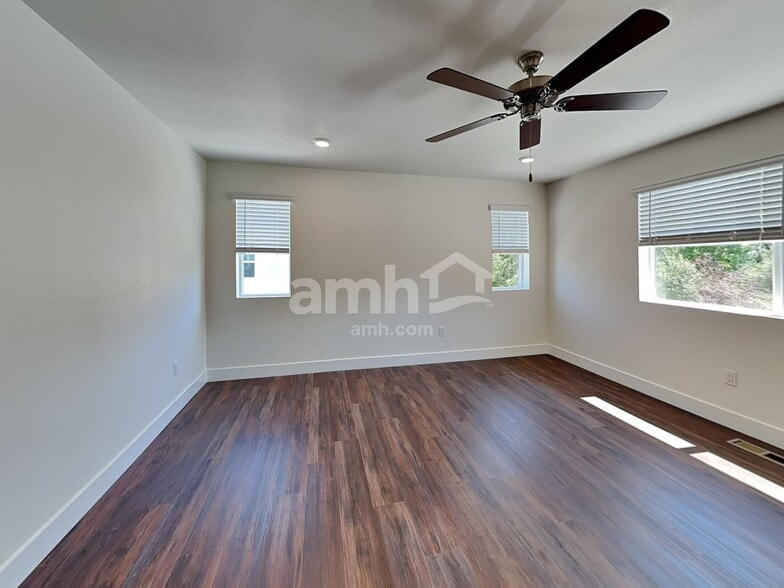 Building Photo - 823 S Oak St