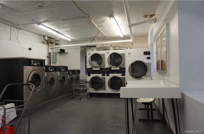 Building Photo - 2187 Holland Ave