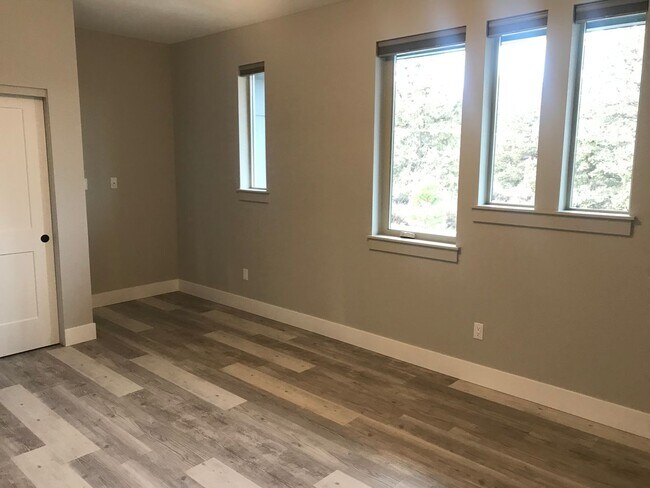 Building Photo - Pet Friendly Three Bedroom in Central Loca...