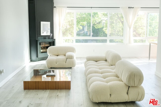 Building Photo - 10823 Camarillo St