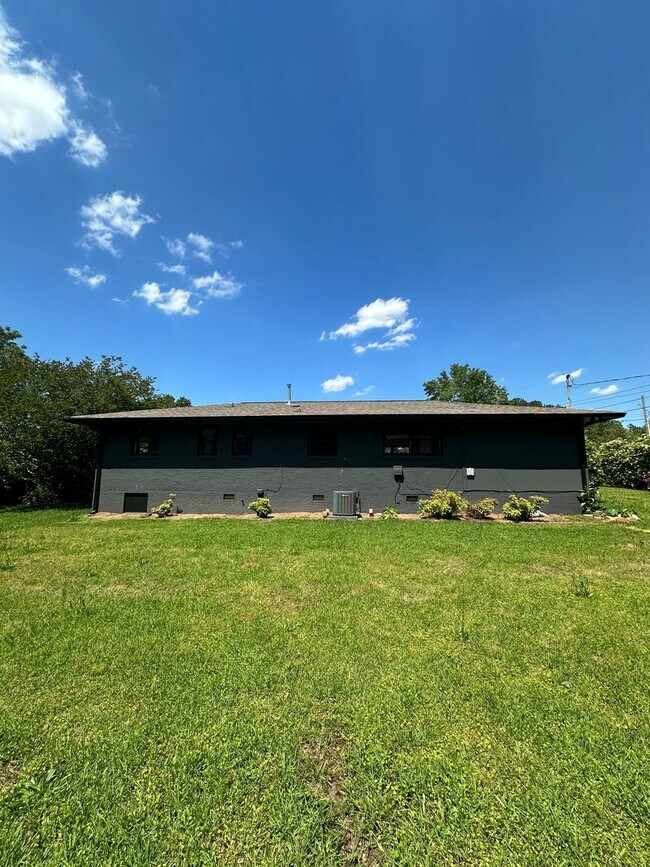 Building Photo - Updated 3 Bedroom House on the Eastside