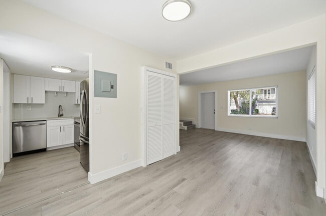 Building Photo - 622 SW 7th Ave