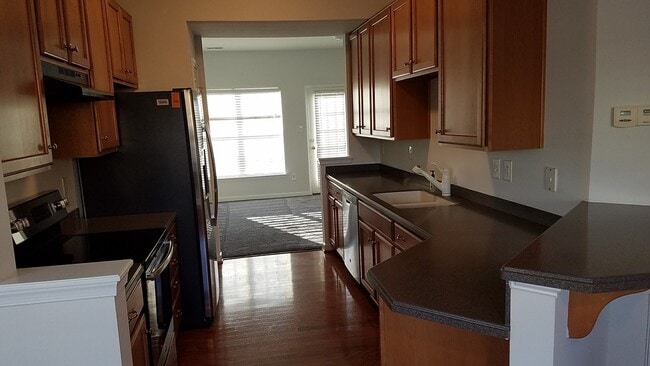 Building Photo - 3 bed, 2.5 Bath 1440sf End-Unit Henrico To...