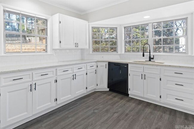 Building Photo - 2014 W Lakeview