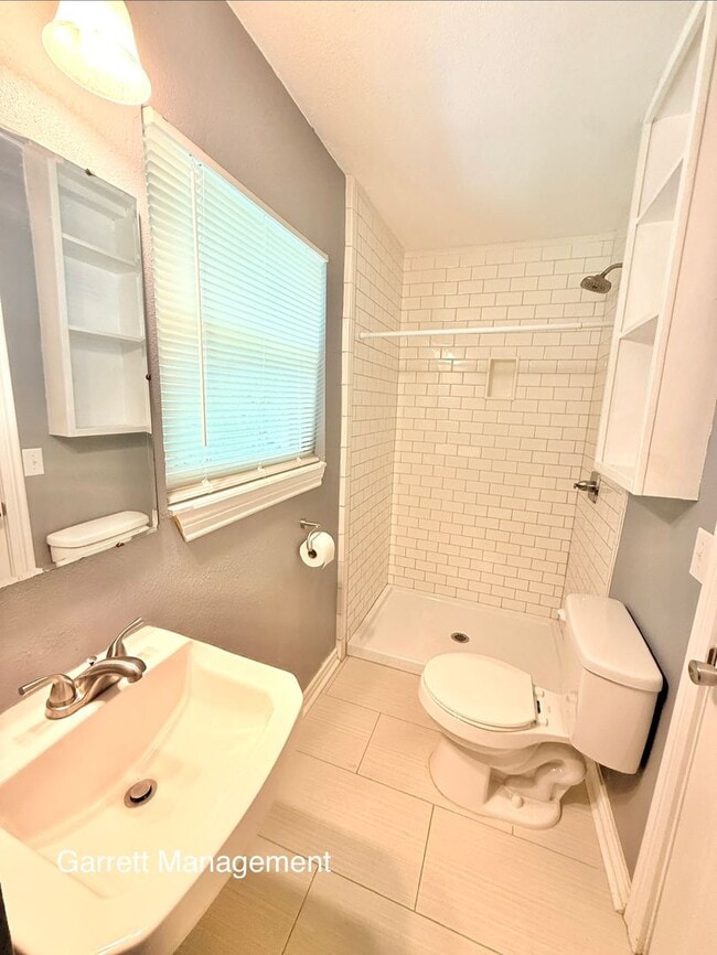 Building Photo - Spacious 5 Bedroom, 3 bath