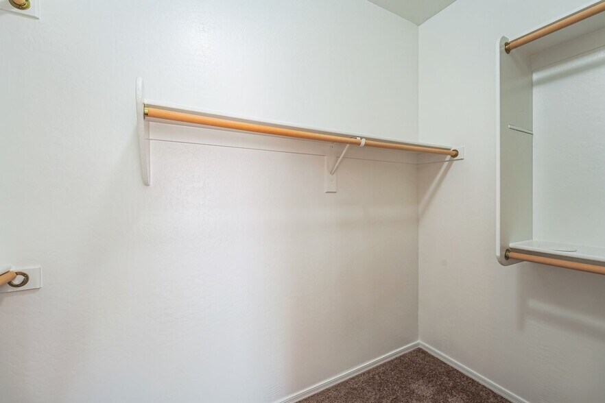 Building Photo - 1268 E Birdland Dr