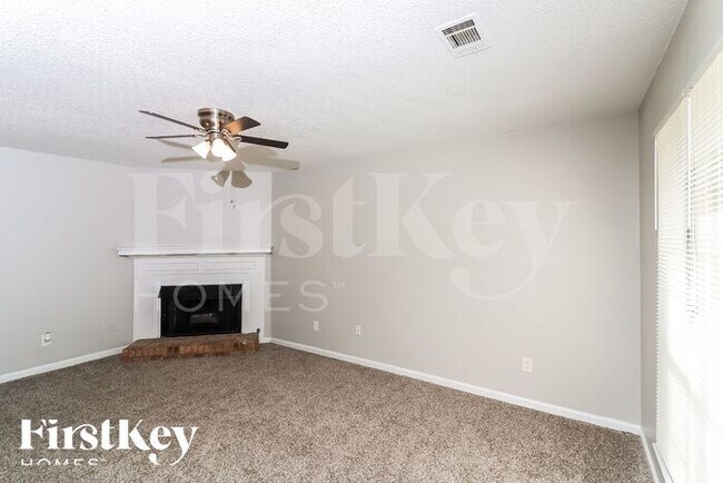 Building Photo - 3705 Acorn Dr