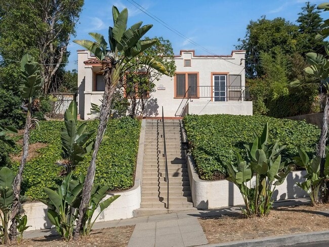 Primary Photo - 1044 Manzanita St